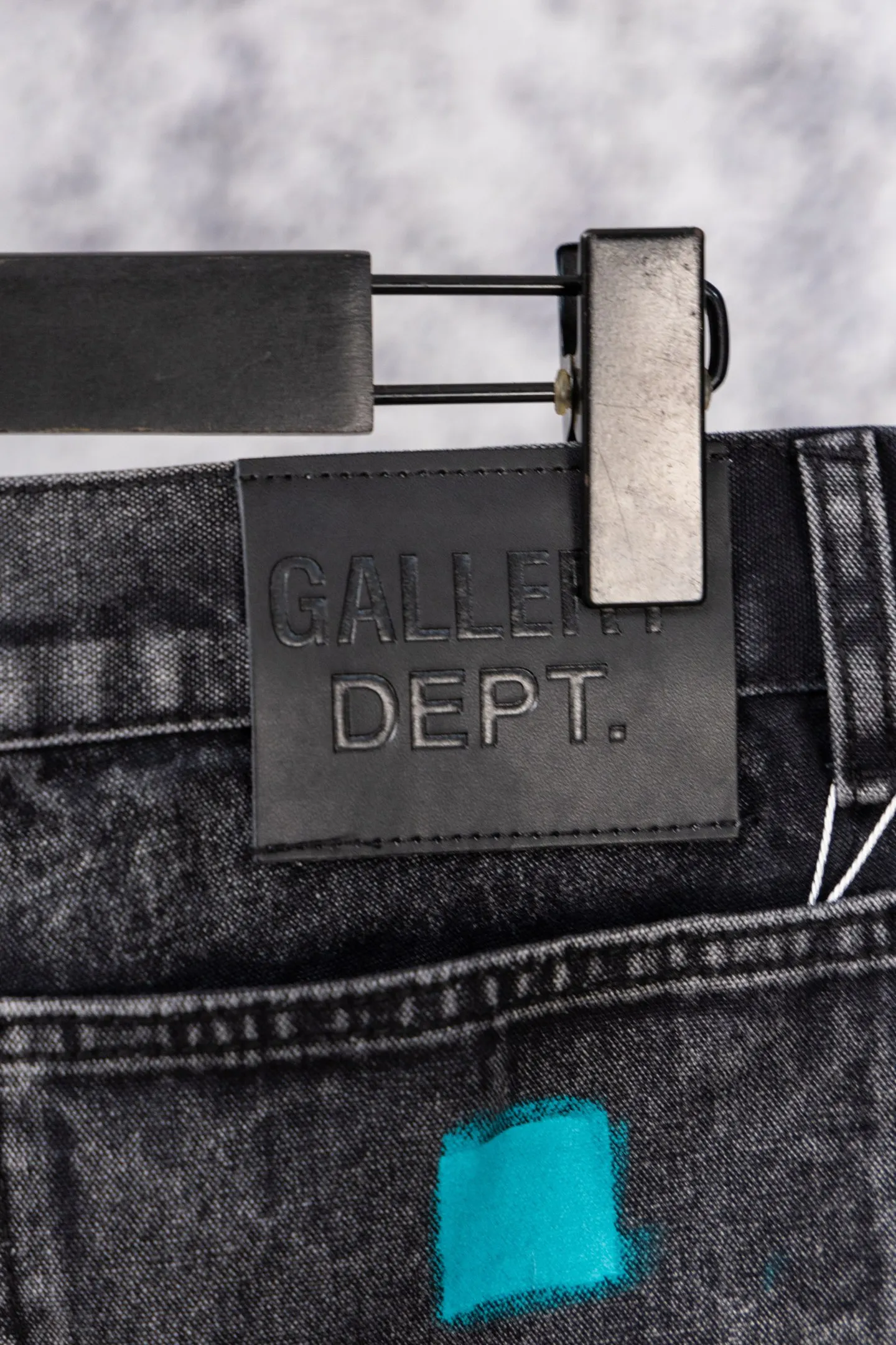 💰260 GALLERY DEPT.25ss new street gradient splash-ink graffiti jeans Gallery Dept. was born in the soil of Los Angeles street culture. With the core concept of "art is daily life", it deeply integrates traditional denim craftsmanship with modern graffiti art. The brand transforms old denim, Vintage T-shirts and other items by hand, giving them personalized elements such as wear, splashing, splicing, etc. Each piece is hand-finished by craftsmen and has both artistic collection value and practical function. In 2021, the joint capsule series with French veteran Lanvin and the cooperation with Chrome Hearts have attracted the attention of the fashion industry, confirming its transformation from an independent studio to an international trend symbol. Gallery Dept. targets the global fashion pioneer group aged 18-35 and positions itself as a "high street art trendy brand". Its core competitiveness lies in: • Cultural symbol output: Through endorsements from stars such as Virgil Abloh, Jennie, and Justin Bieber, it strengthens the brand's benchmark status in the hip-hop and fashion circles. Size: 28-36 Color: gray black